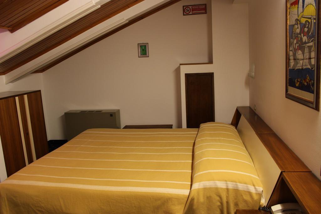 Hotel Pinolo Gubbio Room photo